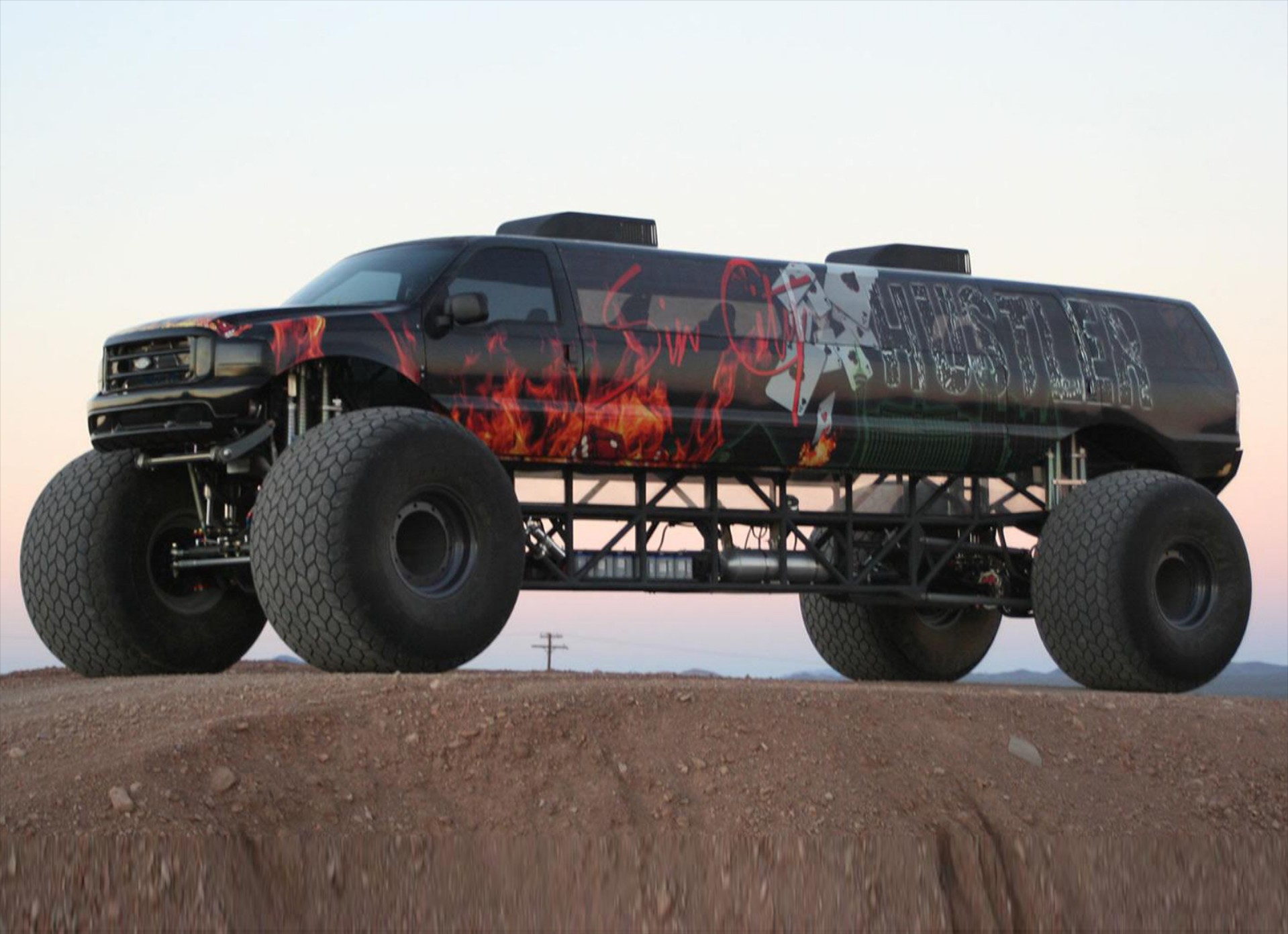 SUV με σχεδόν 10m μήκος & 3,65 ύψος (VIDEO)