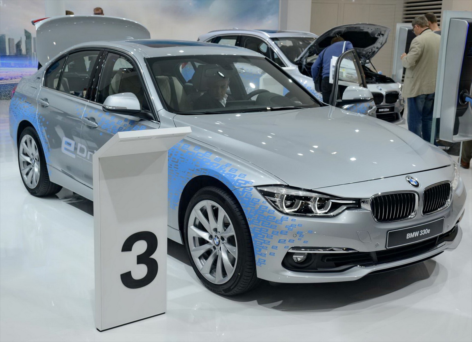 Νέα BMW 330e plug-in hybrid στη Φρανκφούρτη