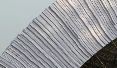 Range Rover διασχίζει… χάρτινη γέφυρα! (VIDEO)