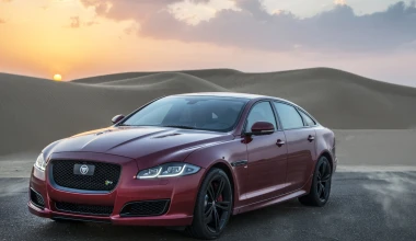 Άνθρωπος-πύραυλος κόντρα με Jaguar XJR (video)