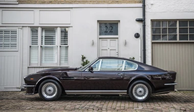 O Sir Elton John πουλάει την Aston Martin του