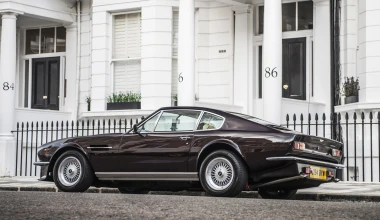 O Sir Elton John πουλάει την Aston Martin του