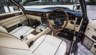 O Sir Elton John πουλάει την Aston Martin του