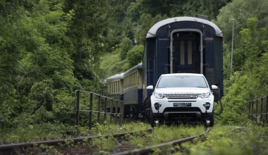 Σέρνει τρένο… το Land Rover (video)