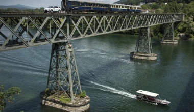 Σέρνει τρένο… το Land Rover (video)