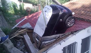 Ένα ΜΙΝΙ μπήκε στο σπίτι από… τη σκεπή!