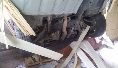 Ένα ΜΙΝΙ μπήκε στο σπίτι από… τη σκεπή!