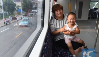 Το πρώτο υπερυψωμένο λεωφορείο στην Κίνα (video)