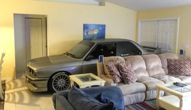 Με μια BMW M3 E30 μέσα στο σπίτι