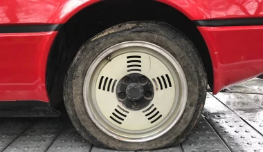 BMW M1 κάτω από… σκουπίδια