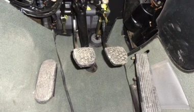 BMW M1 κάτω από… σκουπίδια