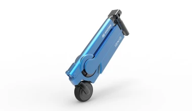 Ένα μικρό scooter στην πόρτα του Hyundai Ioniq