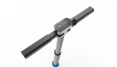 Ένα μικρό scooter στην πόρτα του Hyundai Ioniq