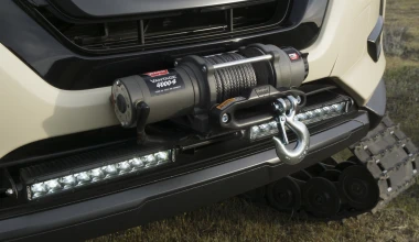 Ένα άγριο Nissan X-Trail με ερπύστριες