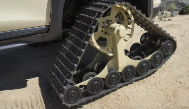 Ένα άγριο Nissan X-Trail με ερπύστριες