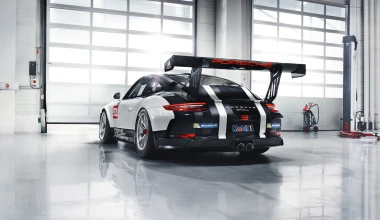 O γρηγορότερος άνθρωπος του κόσμου δοκιμάζει την αγωνιστική Porsche 911