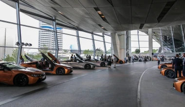 Η BMW παρέδωσε 18 i8 Roadster σε μια μέρα