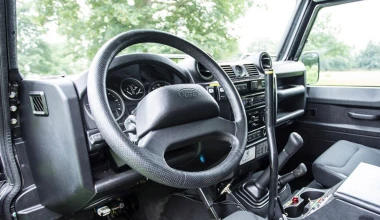 Προς πώληση το Defender του James Bond