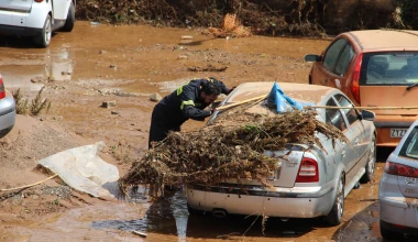 Βούτηξαν στις λάσπες για να βγάλουν τα αυτοκίνητά τους! (+vid)