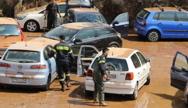 Βούτηξαν στις λάσπες για να βγάλουν τα αυτοκίνητά τους! (+vid)