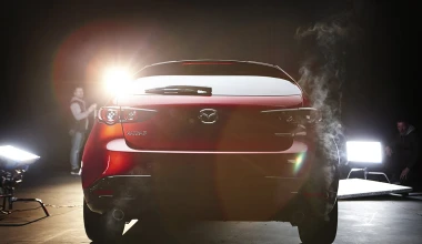 Φωτογράφος απαθανατίζει το νέο Mazda3 σε «επιθετικές» πόζες