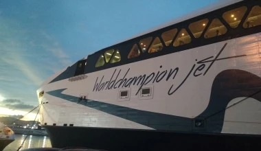 Ένα μονοθέσιο της Formula 1 μέσα στο γρηγορότερο πλοίο