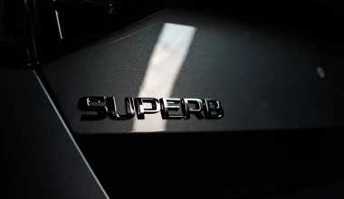 Τι θα δούμε κάτω από την «κουκούλα» του Skoda Superb; (video)