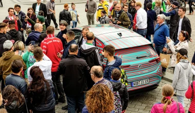 Ο προπονητής της Εθνικής Γερμανίας στο τιμόνι του ηλεκτρικού Volkswagen ID.3 (vid)