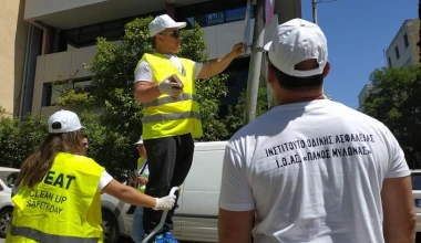 Μήνυμα ελπίδας: Εθελοντές καθάρισαν βανδαλισμένες πινακίδες 