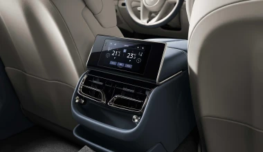 Νέα Bentley Flying Spur: Υπερπολυτελής και με 635 ίππους (video)