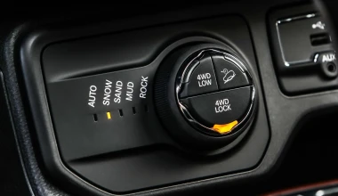 NEO JEEP RENEGADE: Η περιπέτεια σας καλεί!