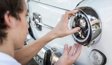 Μαθητές μετέτρεψαν ένα Seat 600 σε ηλεκτρικό (video)