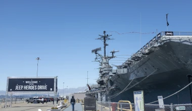 Το νέο pick up της Jeep πάνω σε αεροπλανοφόρο!