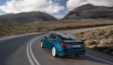 Η νέα Skoda Octavia ποζάρει στο φακό με φόντο την Κρήτη