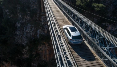 Η νέα Skoda Octavia ποζάρει στο φακό με φόντο την Κρήτη