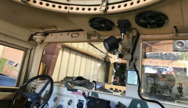 Ψάχνεις κάτι επιβλητικό; Τι λες για ένα στρατιωτικό Humvee;