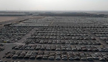 Μια μάντρα γεμάτη παρατημένα supercar και πολυτελή οχήματα (video)