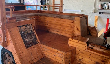 Εντυπωσιακό: Μετέτρεψε ένα Jeep Commander σε… ξύλινο καναπέ