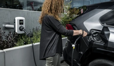 Αυτό είναι το νέο Toyota RAV4 Plug-in Hybrid, με 306 ίππους