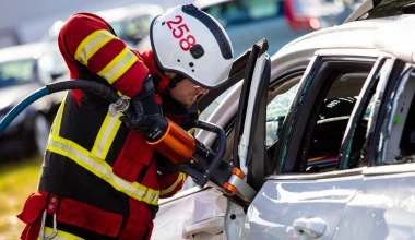 Δείτε τη Volvo να πετάει καινούργια αυτοκίνητα από ύψος 30 μέτρων! (video)