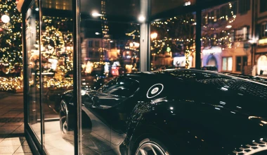 Η Bugatti La Voiture Noire έκλεψε τη λάμψη από το χριστουγεννιάτικο δέντρο