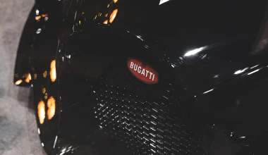 Η Bugatti La Voiture Noire έκλεψε τη λάμψη από το χριστουγεννιάτικο δέντρο