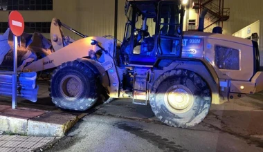 Video: Τον απέλυσαν και κατέστρεψε με μπουλντόζα 50 βαν της Mercedes-Benz!