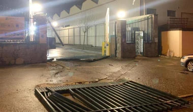 Video: Τον απέλυσαν και κατέστρεψε με μπουλντόζα 50 βαν της Mercedes-Benz!