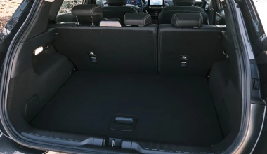 Η Τζέην, 6 βαλίτσες και το κόμπακτ SUV που τα χωράει όλα! (VIDEO)