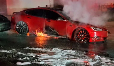 Ένα Tesla Model S P100D πήρε φωτιά σε συνεργείο!