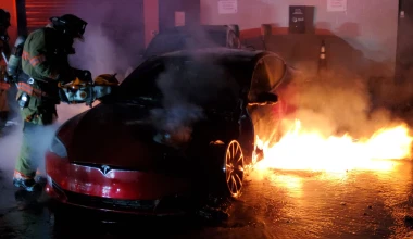 Ένα Tesla Model S P100D πήρε φωτιά σε συνεργείο!