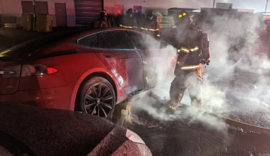 Ένα Tesla Model S P100D πήρε φωτιά σε συνεργείο!