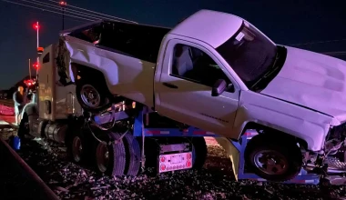 Τρένο διαλύει φορτηγό που μετέφερε αυτοκίνητα [Video]