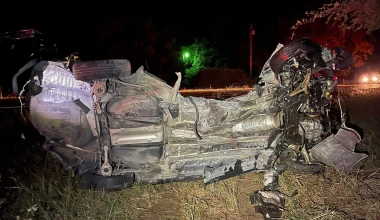 Τρένο διαλύει φορτηγό που μετέφερε αυτοκίνητα [Video]